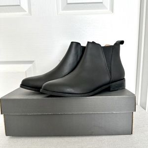Nisolo Classic Chelsea Commuter Boots - Black Leather, Size 7